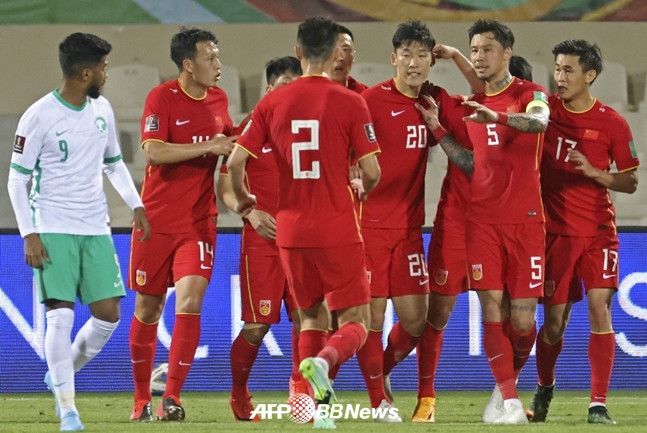 玛丽、农家小子狄肯和病态的少爷柯林，找到了开启快乐的钥匙，和花园经历了一次诗意的复活