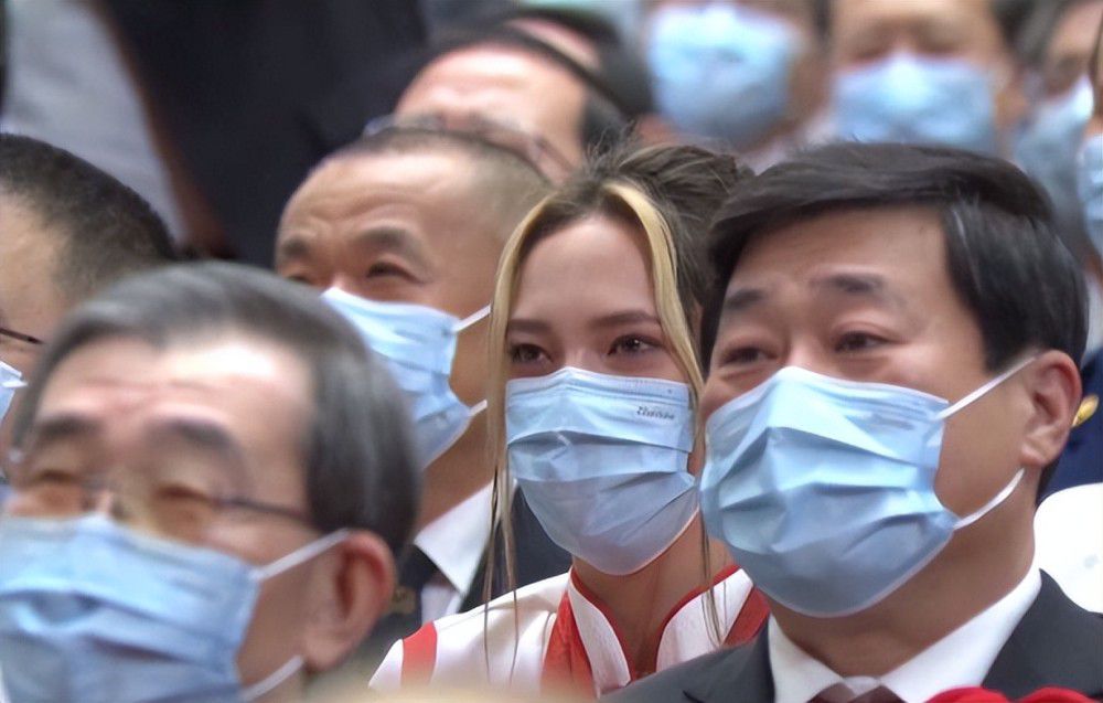 此日在小新房住的春日部四周，俄然新开了一家叫“20世纪博”的游乐土。游乐土里处处播放着畴前20世纪的旧的电视节目和片子，这里，一切都是畴前光阴的回放。每个到了这里的年夜人，都沉醉在曩昔的旧光阴里，而对小孩子来讲，这些的工具一点意思都没有。令小新千万想不到的是，进进了游乐土的爸爸妈妈都不在理睬其他工作，只是一向沉浸在以往的光阴里。城里的年夜人们都进往了，只剩下了小孩子！这究竟是谁的诡计，小新他们可否破坏这诡计？
